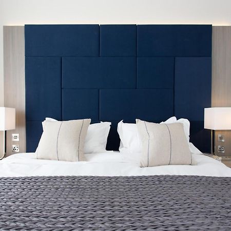 Dunalastair Hotel Suites Kinloch Rannoch Exterior foto A bed with a headboard