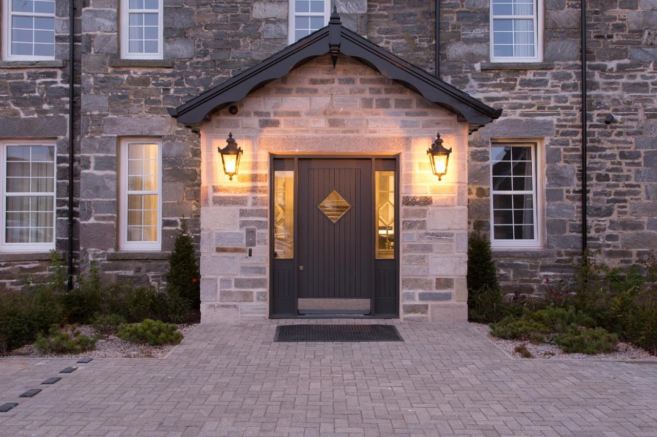 Dunalastair Hotel Suites Kinloch Rannoch Exterior foto The entrance to the house