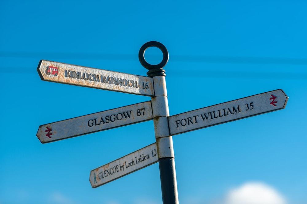 Dunalastair Hotel Suites Kinloch Rannoch Exterior foto Signpost on the West Highland Way